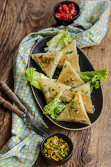 Samoussas de thon & petit pois avec son chutney de piment