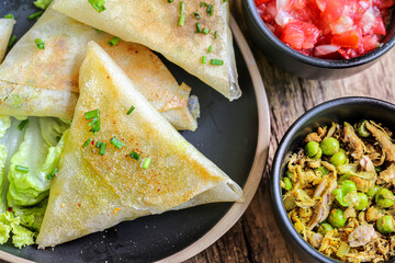 Samoussas de thon & petit pois avec son chutney de piment