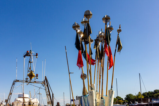 Reusenboyen mit Radarreflektoren auf einem Boot