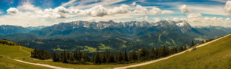 Was für ein Ausblick auf Garmisch-Partenkirchen mit ihren Alpen