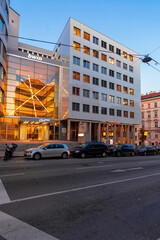 Obraz premium vienna, austria - OCT 17, 2019: modern architecture of old town at dusk. beautiful scenery in Weissgerber area.