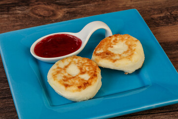 Cottage cheese pancakes with strawberry jam