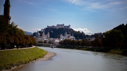 Fototapeta na wymiar Blick von einer Brücke auf die Festung Salzburg