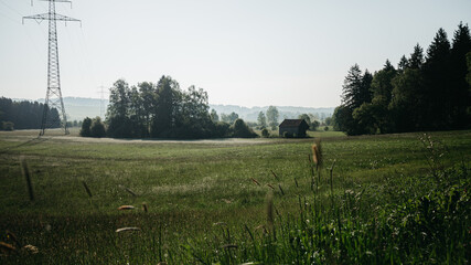 Einsame Scheune auf einer Wiese