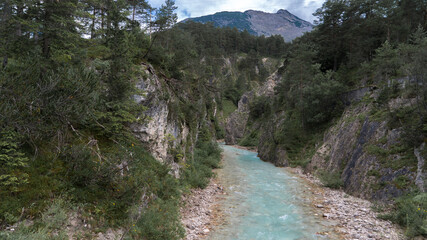 Ein Bergfluss in einer Schlucht