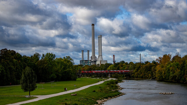 Blick &uuml;ber einen Fluss auf ein Heizkraftwerk in der Stadt