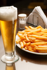 CHOPP GELADO COM PORÇÃO DE BATATA FRITA