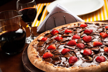 DELICIOSA PIZZA SABOR SENSAÇÃO, CHOCOLATE E MORANGO