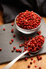 Pimienta roja en cucharilla sobre pizarra negra