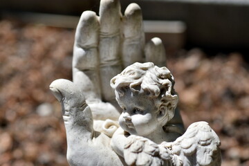 Kleiner Steinengel in einer großen Steinhand