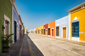 Fototapeta na wymiar Campeche street view. Brightly painted facades of colonial houses in Campeche, Yucatan, Mexico.
