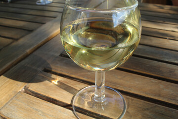 un gros plan d'un verre de vin blanc