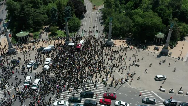 aerial view of huge BLM protest in Grand Army Plaza Bkln, flying bkwd over arch