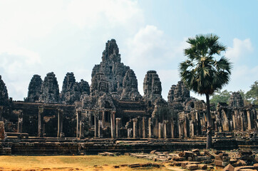 Panorama d'un grand et beau temple khmer d'Angkor au Cambodge