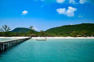 Magnifique vue sur l'île de Koh rong Sanloem, l'embarcadère et la rive, au Cambodge 