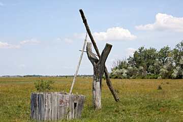 old wooden draw well puszta