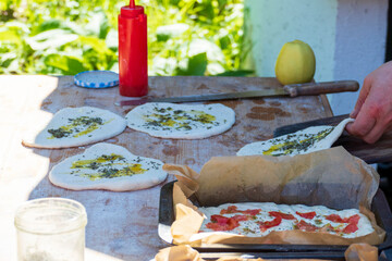 Brot Fladen mit Olivenöl und Kräutern im Holzofen gebacken