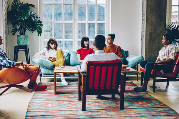 Obraz premium Trendy female communicating with friends during gathering