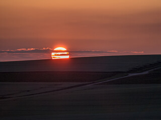 Fototapeta na wymiar Sonnenuntergang hinter Agrarlandschaft