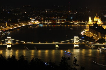 Fototapeta na wymiar Budapest chain bridge and the Parliament at night