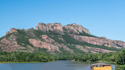 Paysage de montagne avec le rocher de Roquebrune sur Argens dans le Var - Mountain landscape with...