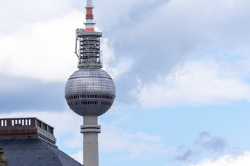 Der Fernsehturm am Alexanerplatz in Berlin Mitte Großaufnahme