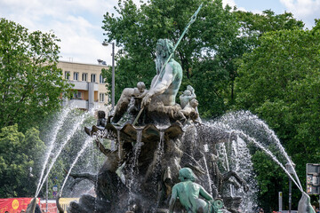 Der Neptun Brunnen in Berlin am Alexanderplatz. 