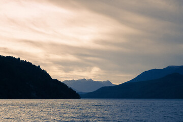 Atardecer en el Lago Huechulafquen, Junin de los Andes - Sur argentino.
