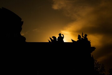 La puesta de sol contando una historia de guerra y paz