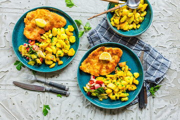 Hausgemachtes paniertes deutsches Weiner Schnitzel mit Kartoffeln

