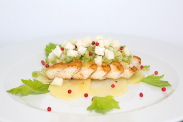 filet de cherne em camadas de batatas finas, abacaxi, aipo e pimenta rosa.