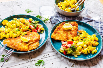 Hausgemachtes paniertes deutsches Weiner Schnitzel mit Kartoffeln

