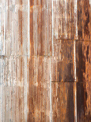 錆びたトタンの壁