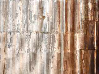 錆びたトタンの壁