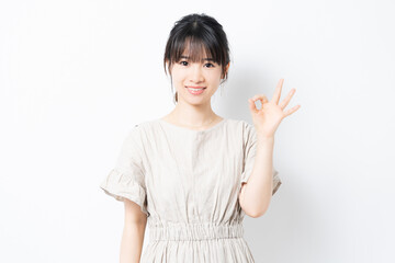 OKのポーズをする若い女性