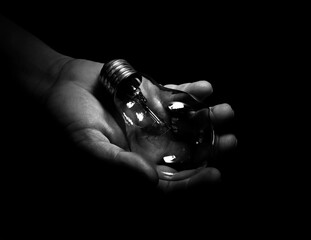 hand holding a light bulb