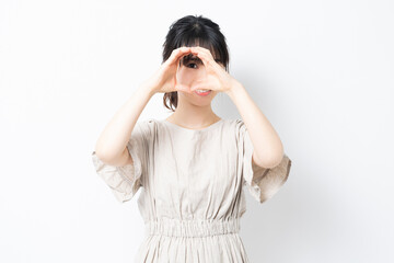 OKのポーズをする若い女性