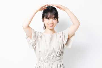 OKのポーズをする若い女性