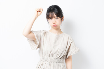 怒っている若い女性