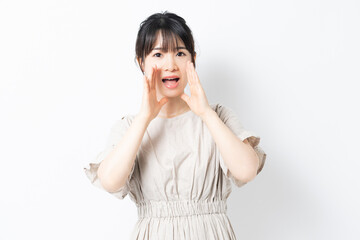 声を出して呼びかける若い女性