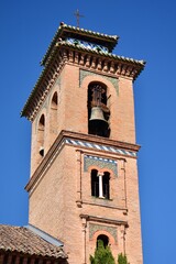 Fototapeta premium torre de la Iglesia de Santa Ana en Granada, Andalucía, España.