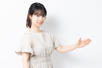 チョップのポーズをする若い女性