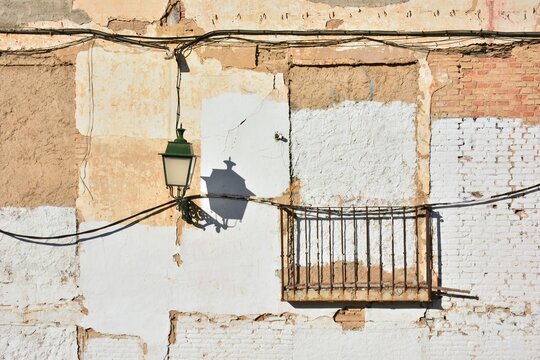 Fachada con un farol y un balc&oacute;n sin vistas