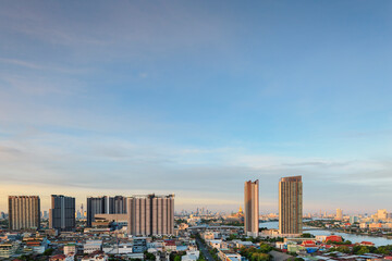 Obraz premium morning time view of sunrise over Bangkok city, thailand