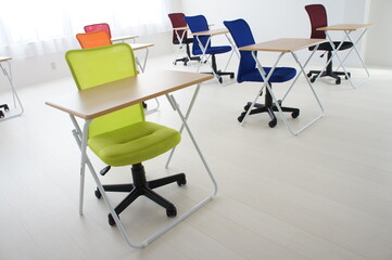 desks and chairs in the room - obrazy, fototapety, plakaty