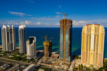 Naklejka premium Tilt shift aerial miniature buildings on the beach Sunny Isles Florida