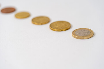並ぶ違う種類のユーロコイン