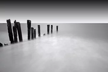Photo sur Plexiglas Noir et blanc Beau paysage marin de longue exposition noir et blanc au coucher du soleil