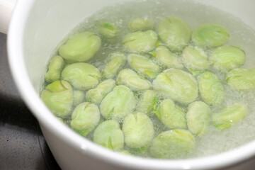 茹でソラマメの調理（アップ）