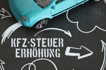 Ein Auto und Hinweis auf Erhöhung der KFZ-Steuer